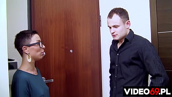 Худощавая брюнетка принимает член