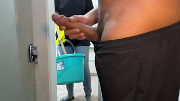 Горничная в отеле застукала меня за мастурбацией